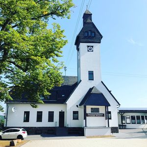 Kirche in Oberbrombach mit angeschlossenem Gemeinschaftshaus